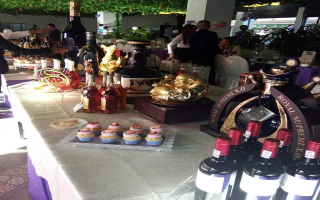 Yingjiang River Bian Chui Hotel