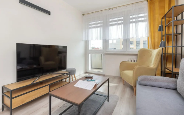 Gdansk Apartment With Desk by Renters