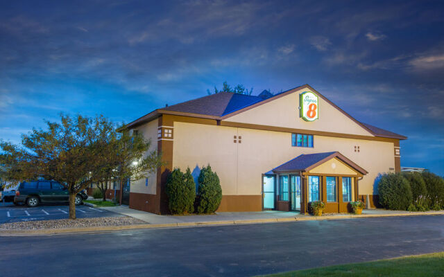 Super 8 Fairmont