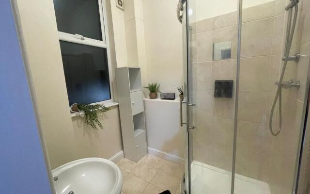 Modern studio apartment - great location!
