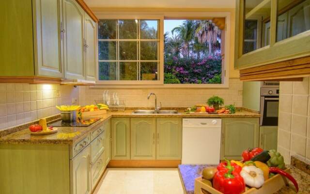 Las Chapas beach front oriented villa