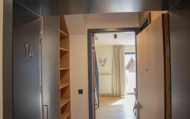 Enjoy Harrachov - Atraktivní slunný klimatizovaný apartmán 14 v centru Harrachova se saunou, parkováním s wallboxem EV, Wifi, herní konzolí, počítačem s win 10, Netflix a jedinečným výhledem na Čertovu horu se skokanskými můstky - Hotel in Harrachov - Photo 5
