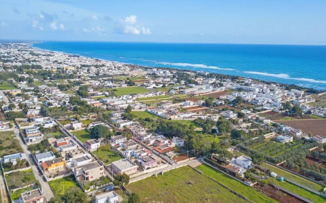 Le Bianche Apt 2 with Garden near The Sea