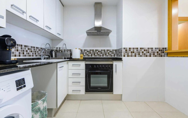 Apart Port Arenal con terraza y piscina