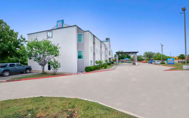 Motel 6 Benbrook, TX - Fort Worth