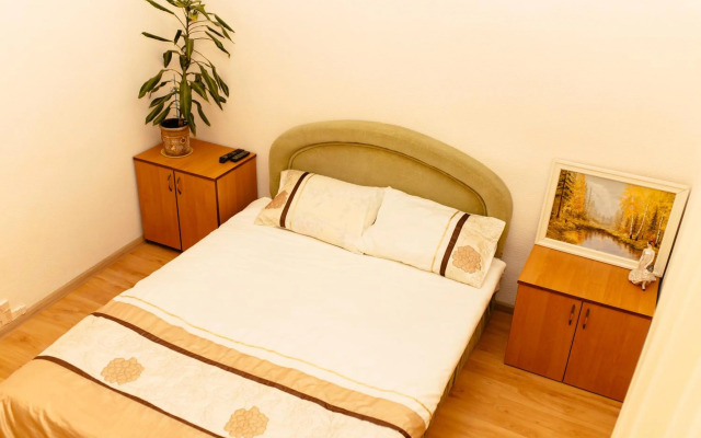 Біля цирку (Near the circus)