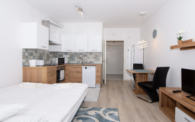 WaterFront City Apartments by UrbanRent