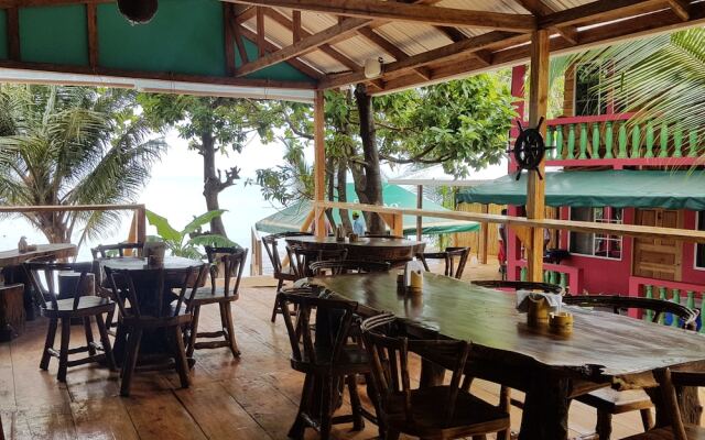 Las Palmeras Beachfront Hotel