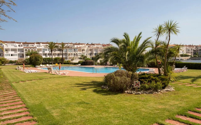 1011 Piso Lago San Maurici con piscina y jardín