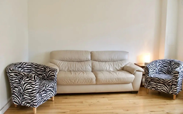Modern 2 Bedroom Apartment With Parking