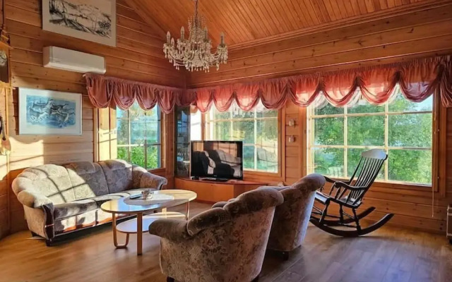Cozy 3BR Riverside House with Sauna