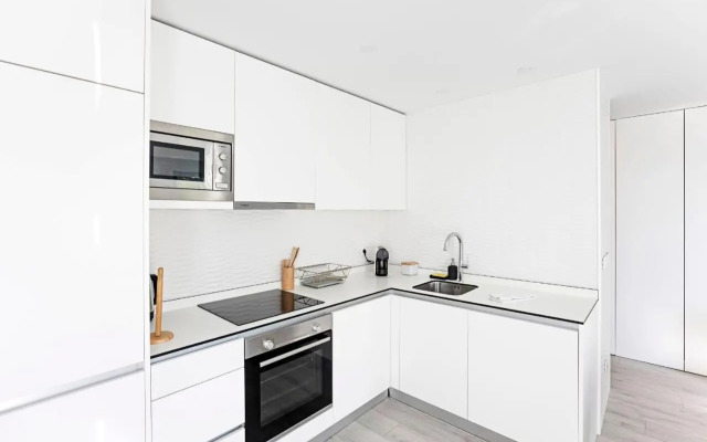 Stylish Flat W/ Gym & Parking by LovelyStay