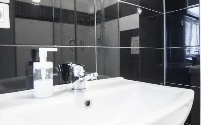 oompH Warsaw Central Deluxe Apartment