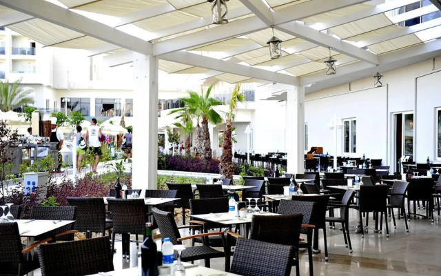 Lake & River Side Hotel & Spa