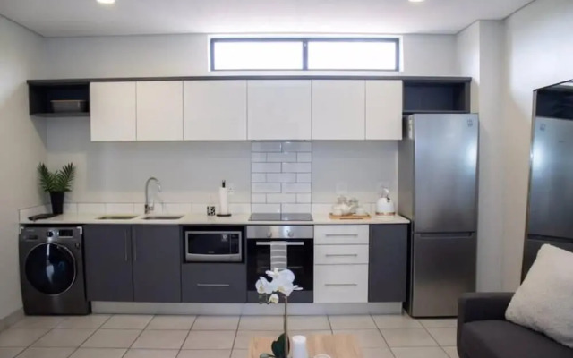 Contemporary Spacious & Comfortable Apartment