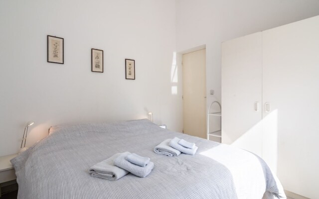 Alluring Villa in Pouzols-minervois With Jacuzzi