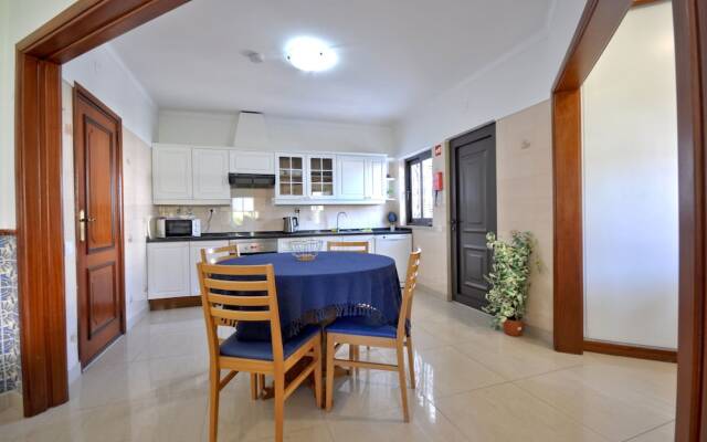 Residential Cul-de-sac Walking Distance to Centre, Private Pool, Free AC & Wifi