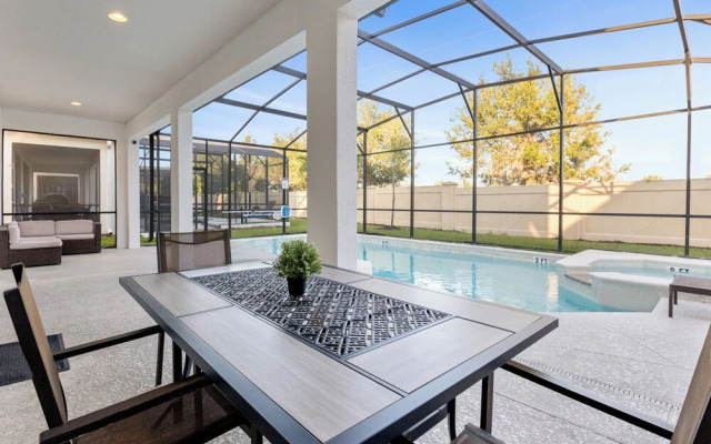 UpstaySpaciousHomePoolHotTubSleeps27