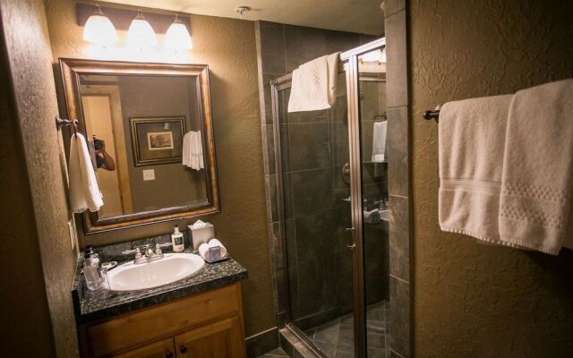 Silverado Lodge with Fireplaces and Pool Views by RedAwning