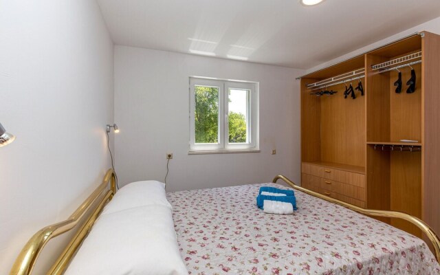 Stunning Home in Smrika With Wifi and 3 Bedrooms