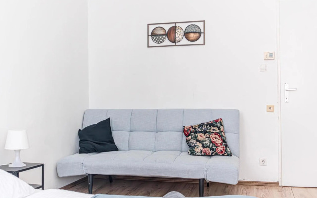 Budget Apartments Well connected to the Whole City