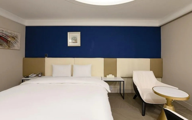 Hotel The One