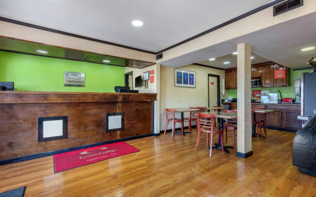 Econo Lodge Nashville near Percy Priest Lake