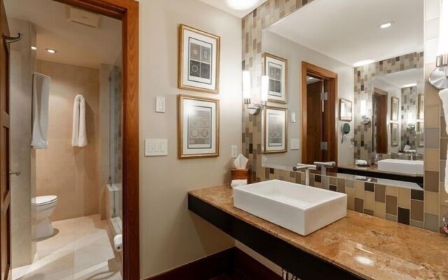 Riverhouse #3 2 Bedroom Condo by RedAwning