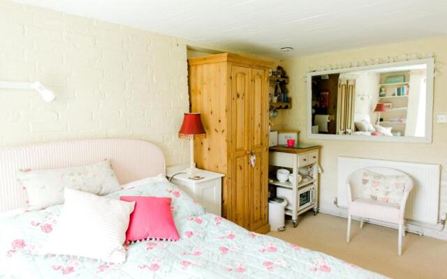 Cosy Cottage ground floor bedroom ensuite with private entrance