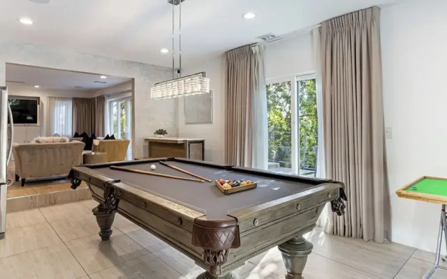 LA Hillside Retreat w/ Pool, Views, Fire Pit & Outdoor Lounging Casa Bellagio by Avantstay