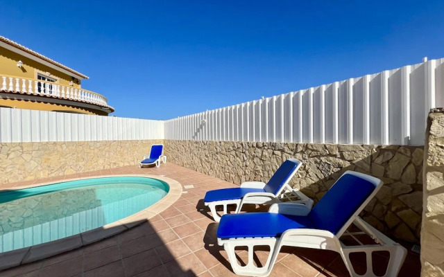 Pêra Stylish Villa With Pool by Homing