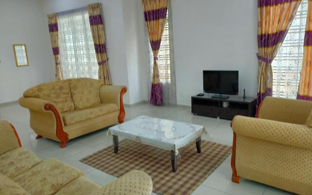 OYO 90228 D'anjung Villa 4bhk