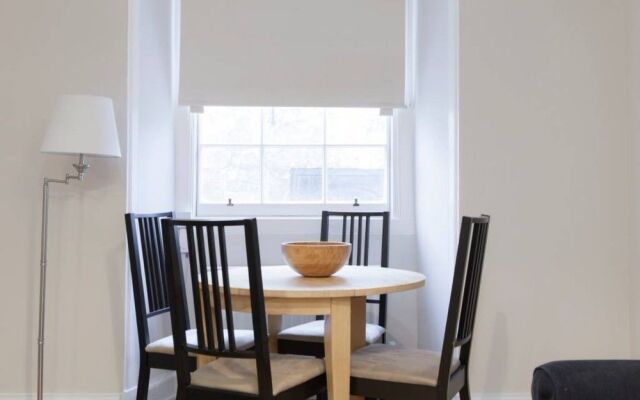 2 Bedroom Flat In West End