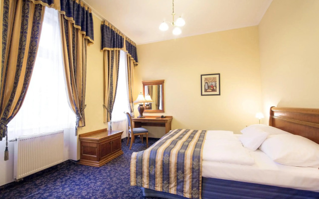 Ontario Hotel Garni