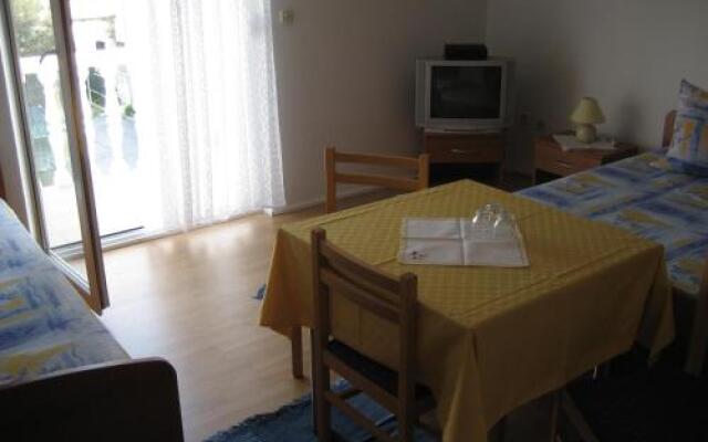 Apartments and Rooms Toni