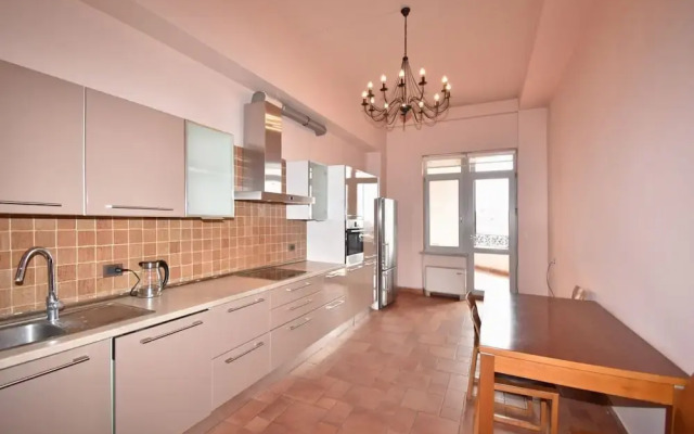 Spacious Apartment by Luxe Group TT606