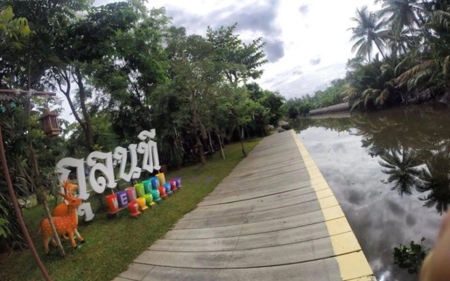 Aioun At Amphawa