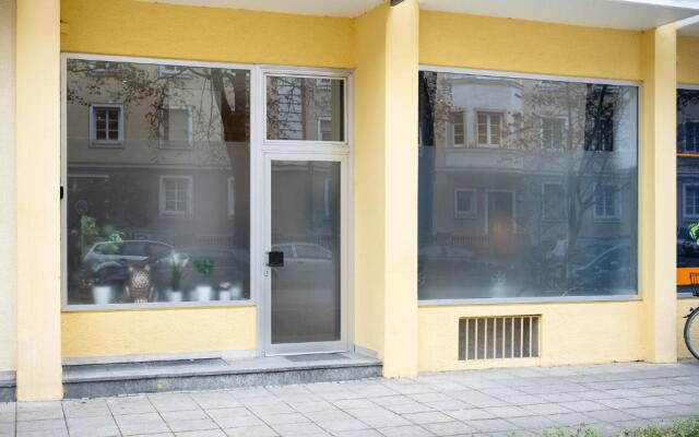 Big Central Apartment near Rotkreuzplatz with 3 BR for 12 PAX