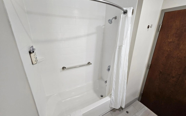 Holiday Inn Express Hotel & Suites Cincinnati-Blue Ash by IHG