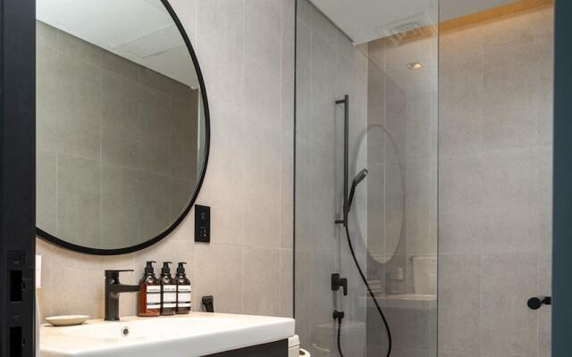 Luxurious 2BR w/ Waterfront and Burj Khalifa View