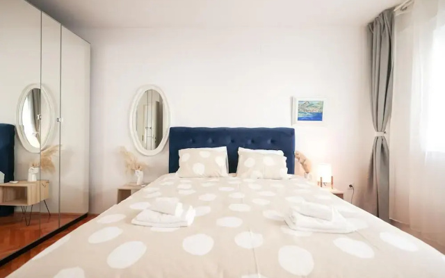 Modern Apartment With Terrace Near old Town