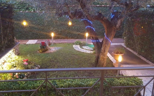 Aurelia Garden Gold Bed & Breakfast