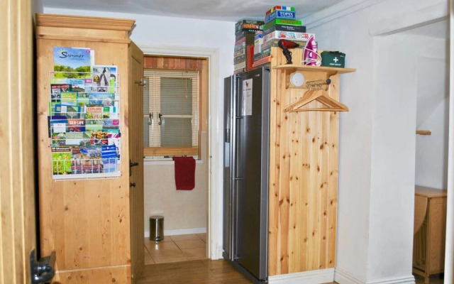 Squirrel Barn. Hi-spec. Hot tub & Wifi. Sleeps 14