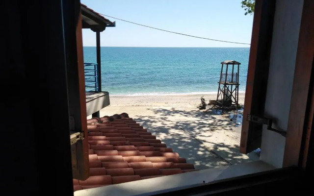 Kamari Beach guest house