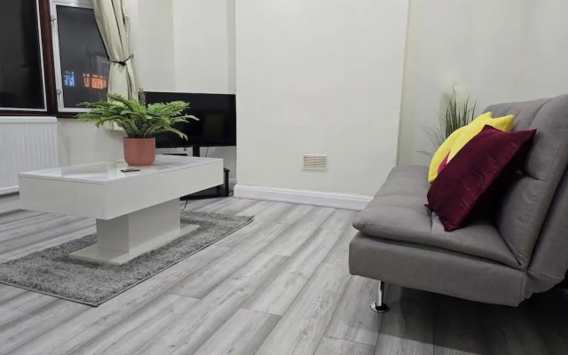 Colindale/sleeps7/privategarden/3br/freeparking/
