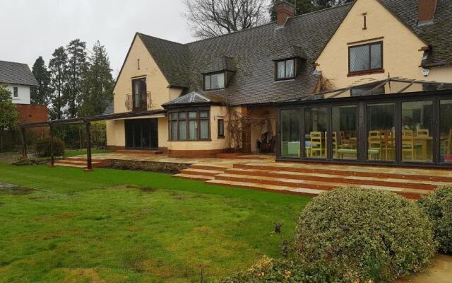 Remarkable 7 Bedroom Family House in Farnborough