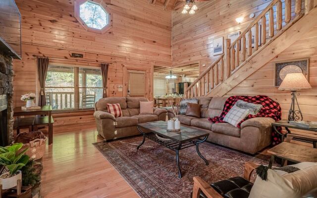 Bear Vista Retreat w HotTub Pool View