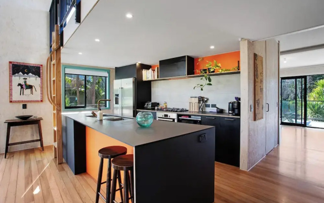 Artist's Colourful Casa with Spa Pool
