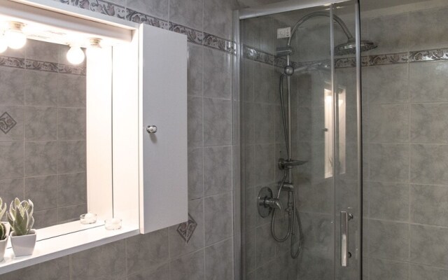 JOIVY Stunning 2-BR Flat w/ Balcony
