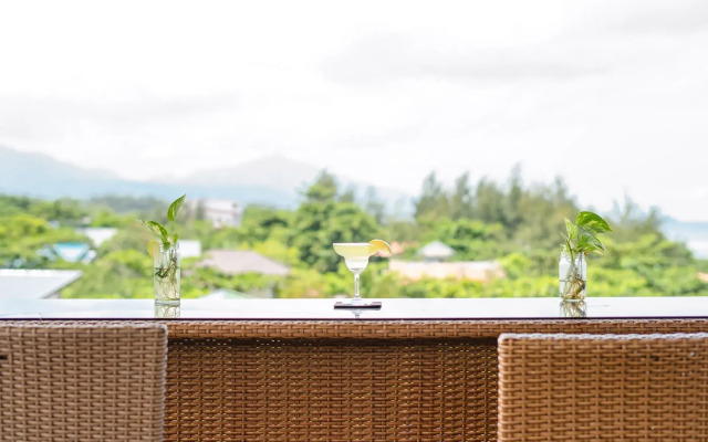 The Palms Resort & Bar